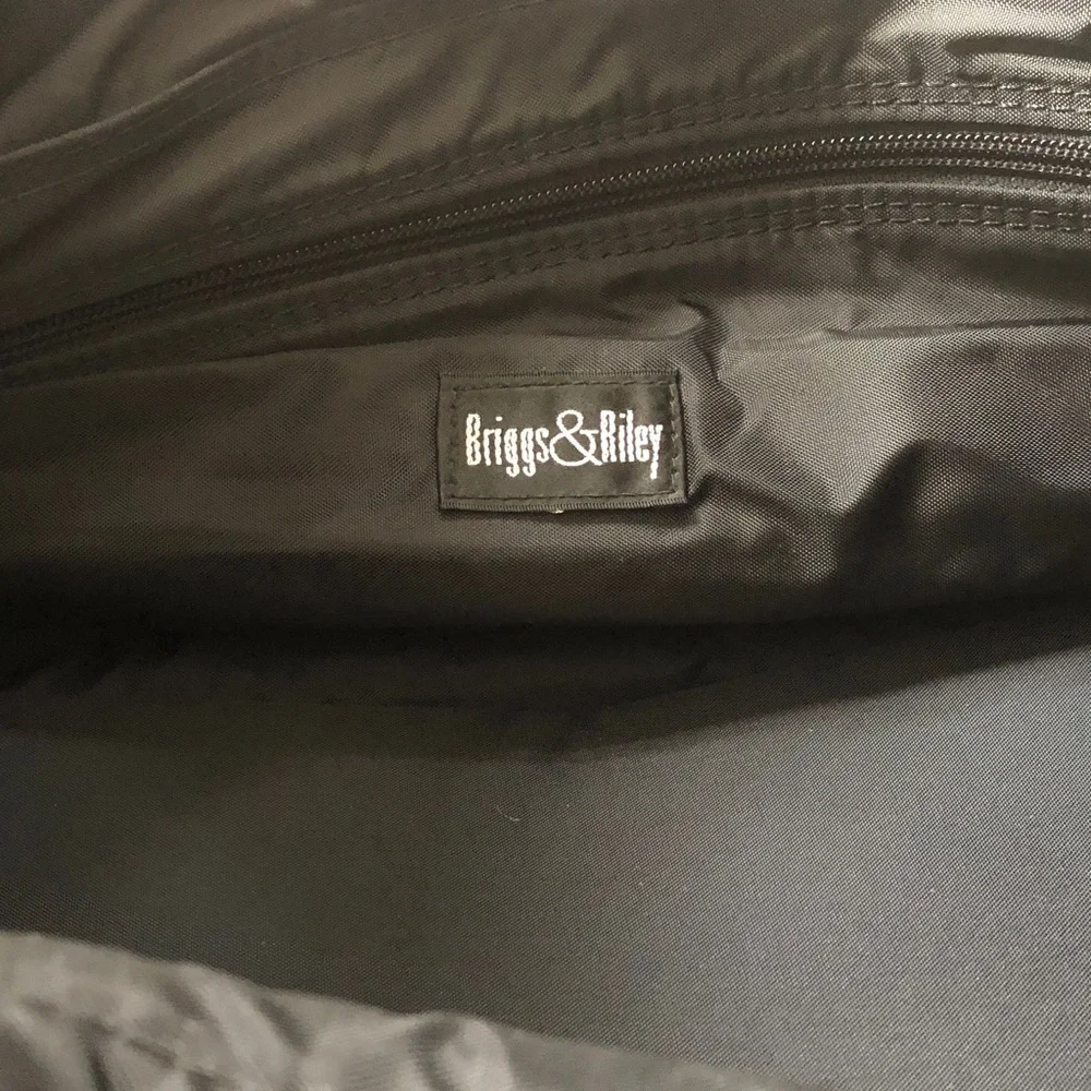 BRIGGS & RILEY 21” DUFFLE TRAVEL OLIVE GREEN BAG UNISEX IN PRELOVED CONDITION!!